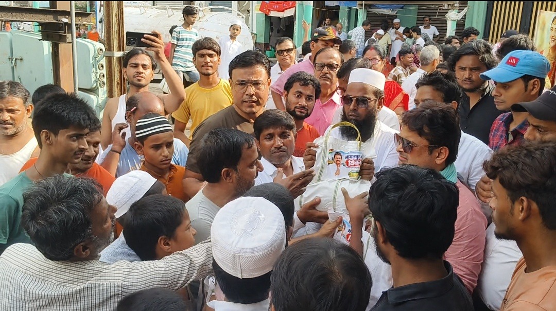 बाढ़ प्रभावित वार्ड नंबर 3 में ‘भागलपुर मांगे विकास’ की पहल, विशाल आनंद ने बांटी राहत सामग्री
