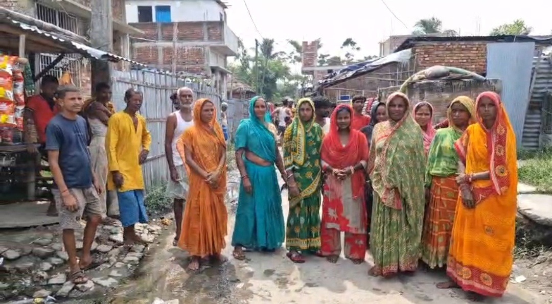 नवहट्टा के वार्ड 11 में पीसीसी सड़क निर्माण पर सवाल, बिना मापी और योजना बोर्ड के काम शुरू करने का आरोप