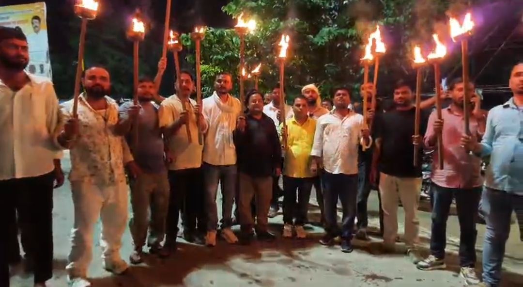 पत्रकार अभिषेक कुमार पर कथित हमले के विरोध में मशाल जुलूस, कार्रवाई की मांग