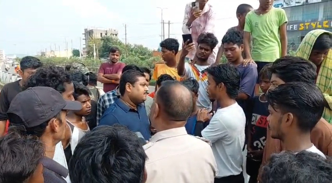 धार्मिक स्थल के पास शौच करने से रोकने पर विवाद, मारपीट के विरोध में ग्रामीणों ने आठ लेन सर्विस लेन किया जाम