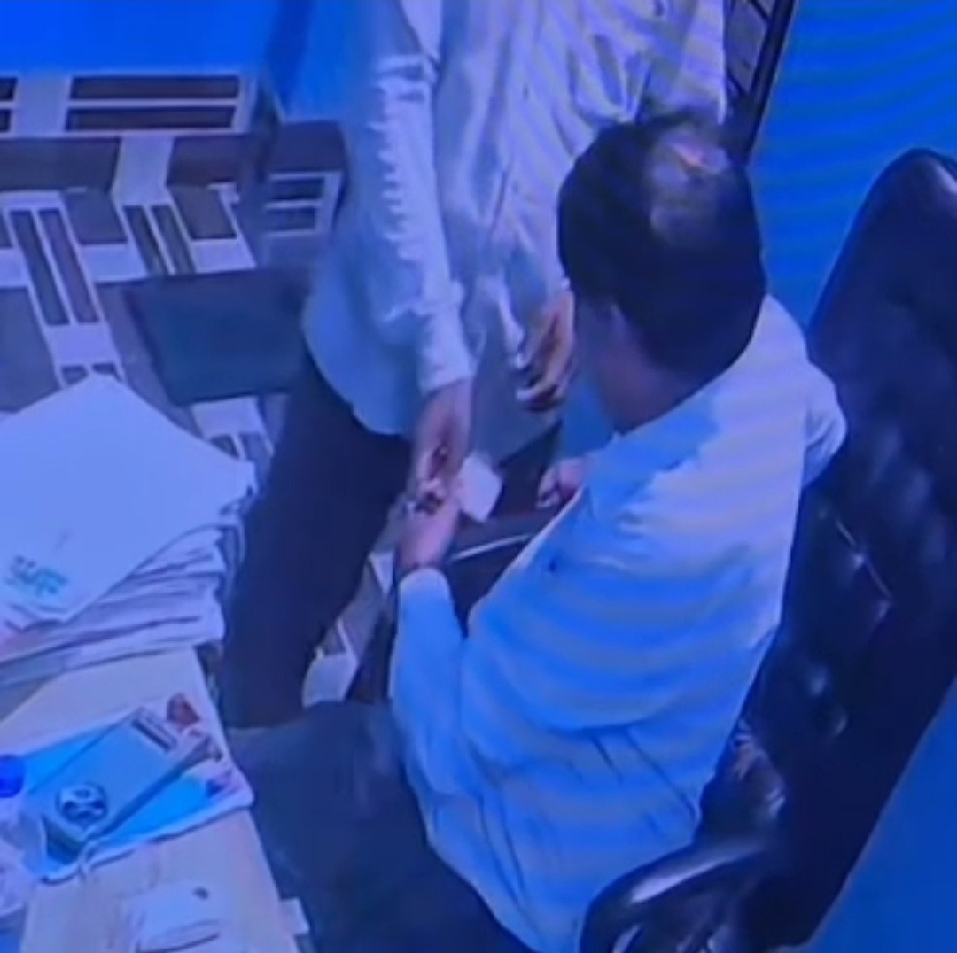 भ्रष्टाचार के आरोपों में मधेपुरा के सिविल सर्जन डॉ. विजय कुमार निलंबित, घूस लेते वीडियो हुआ था वायरल
