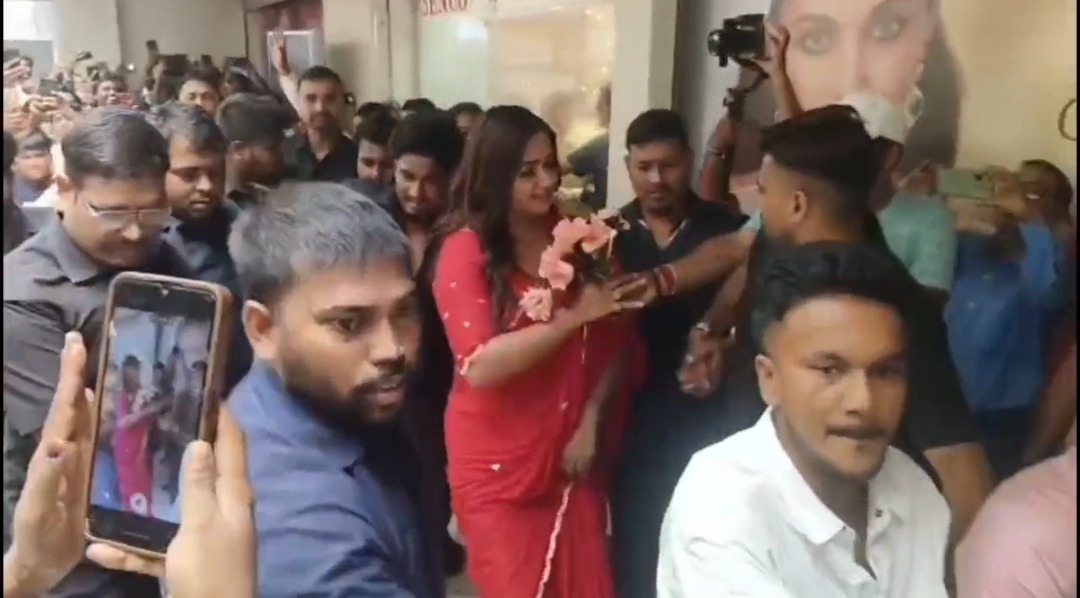 नालंदा में भोजपुरी कलाकार काजल राघवानी को देखने उमड़ी बेकाबू भीड़, गाड़ी पर पथराव; कई शीशे टूटे