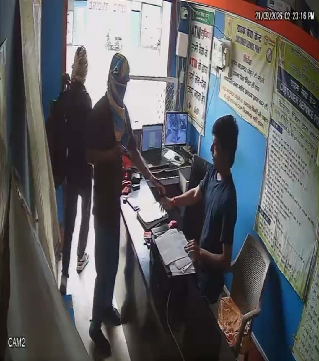 पलामू में ग्रामीण बैंक ग्राहक सेवा केंद्र लूटने पहुंचे दो लुटेरे गिरफ्तार, पिस्टल और लूटी गई बाइक बरामद