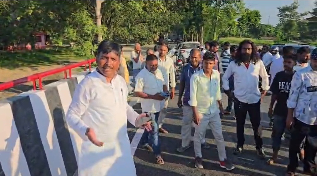 मोतिहारी के हरदिया पुल के एप्रोच पथ की रिपेयरिंग के बाद फिर उठे सवाल, कुछ ही समय में टूटने लगा कंक्रीट और अलकतरा