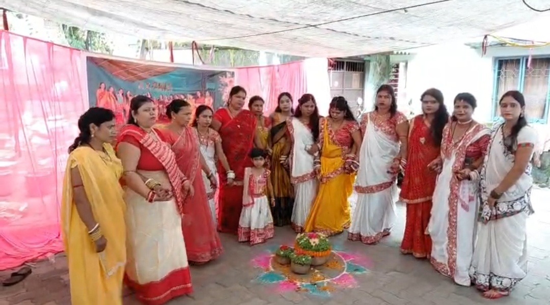 भाई की लंबी उम्र के लिए बहनों ने रखा उपवास, कर्मा पूजा में झूमर पर झूमीं महिलाएं
