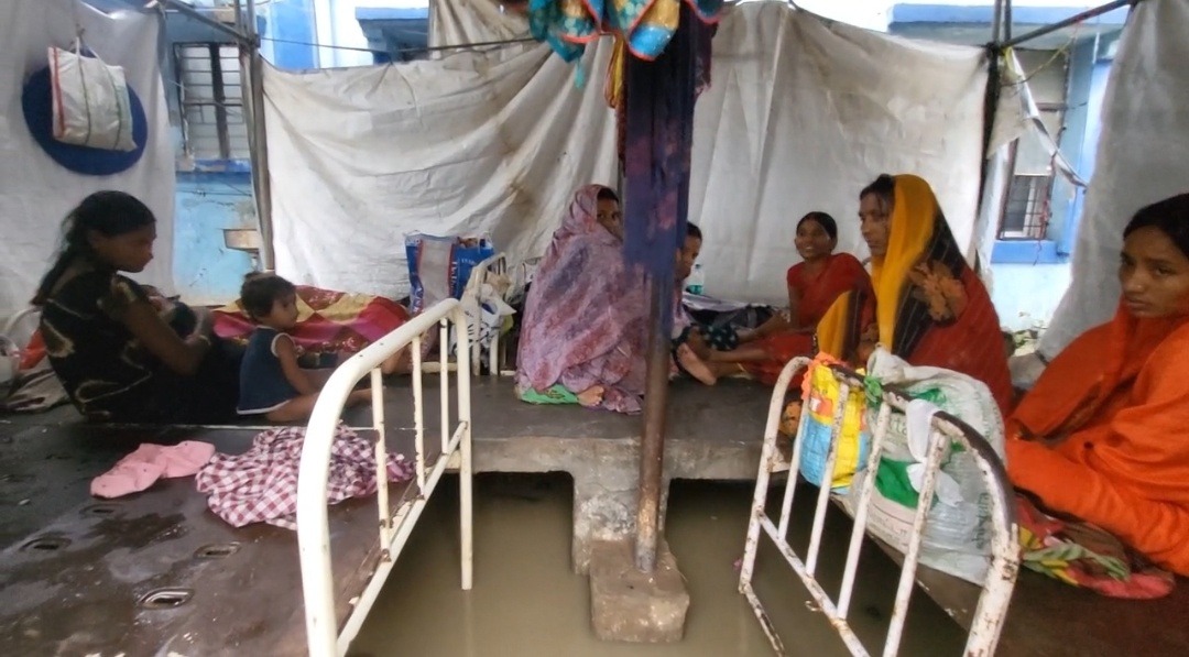 SNCU के बाहर पानी में रहने को मजबूर नवजातों के परिजन, तिरपाल के सहारे कट रही रात