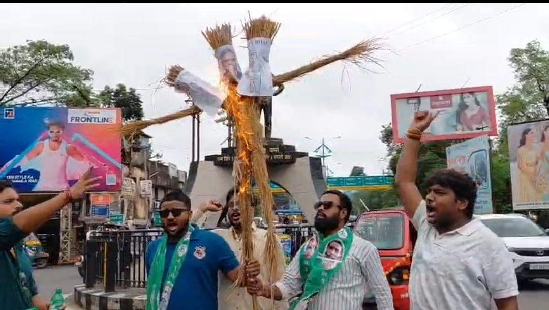 धनबाद में SIR विवाद पर JMM छात्र मोर्चा का प्रदर्शन, मुख्य निर्वाचन आयुक्त समेत तीन नेताओं के पुतले फूंके