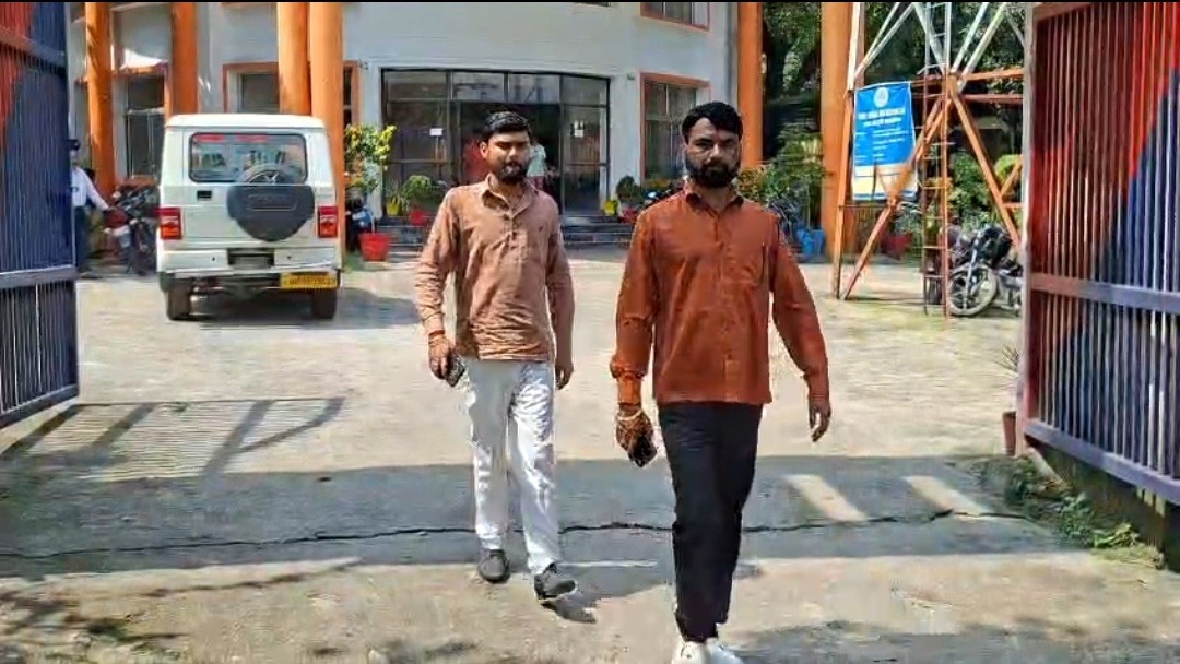 धनबाद में जमीन कारोबारी को फोन पर जान से मारने की धमकी, सरायढेला पुलिस ने युवक को हिरासत में लिया