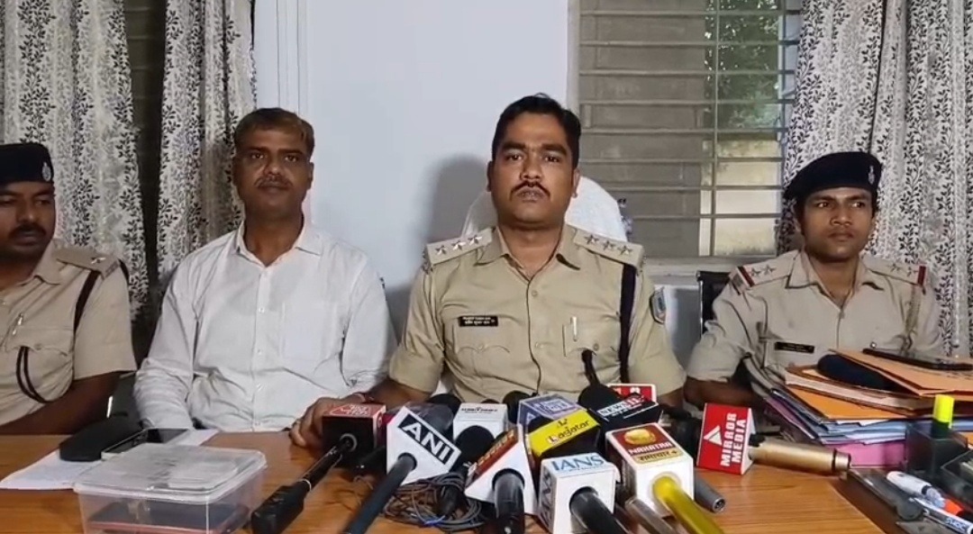 बैंक अधिकारी बनकर साइबर ठगी करने वाला गिरफ्तार, दो मोबाइल से 53 शिकायतों का खुलासा