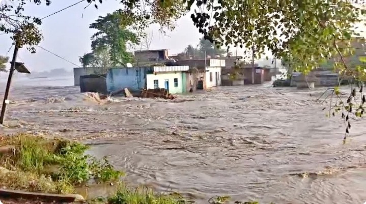 पश्चिम चंपारण में चंपारण तटबंध टूटा, कई गांवों पर बाढ़ का खतरा; NDRF की 30 सदस्यीय टीम तैनात
