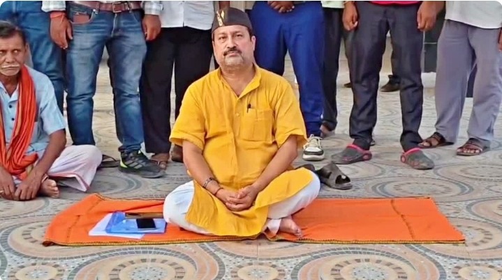 बाढ़ पीड़ितों की मांग को लेकर गमछा बिछाकर धरने पर बैठे विधायक विनय बिहारी, बोले- CM के आने तक नहीं उठूंगा