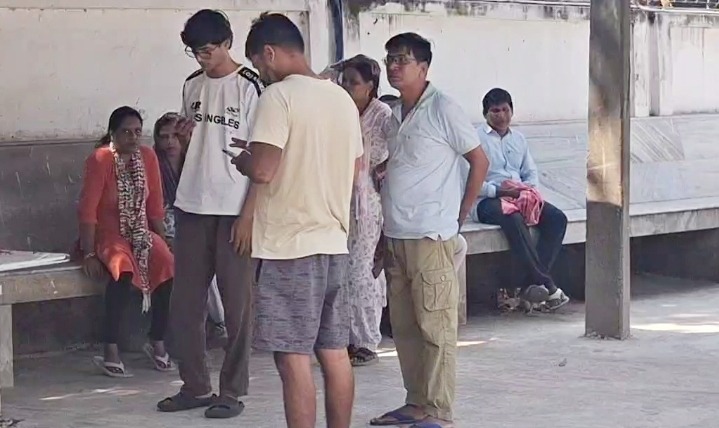 प्रधानाध्यापक का प्रभार लेने से पहले शिक्षक की संदिग्ध मौत, गले पर मिले निशान से उठे सवाल