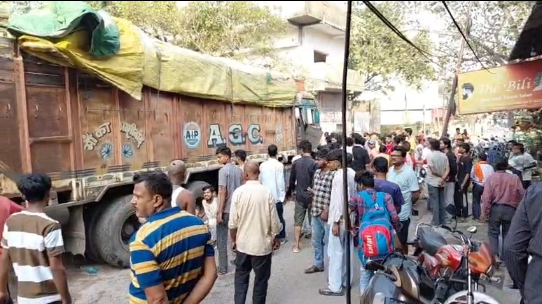 धनबाद में एफसीआई के चावल लदे ट्रक ने 70 वर्षीय बुजुर्ग को कुचला, मौके पर मौत; गुस्साई भीड़ ने किया सड़क जाम