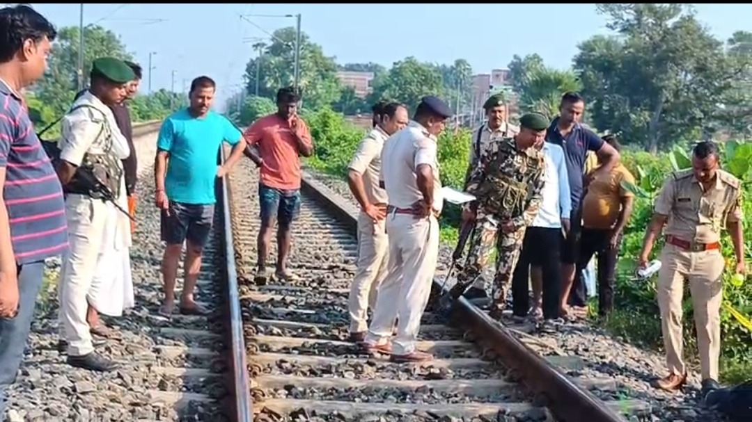 मुजफ्फरपुर से घर आए युवक का रेलवे ट्रैक पर मिला शव, परिजनों ने जताई हत्या की आशंका