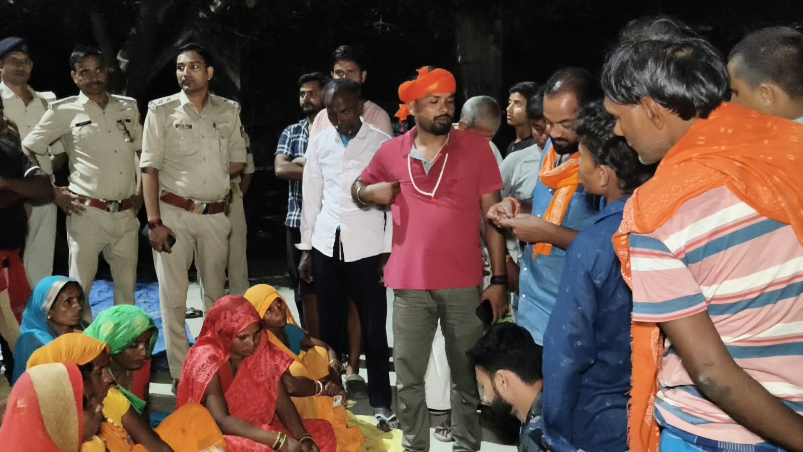 सहरसा मे बाढ़ पीड़ितों से ये कैसा सलूक? एक प्लास्टिक के लिए सुबह 10 बजे बुलाया, रातभर बैठाया खाने तक की व्यवस्था नहीं