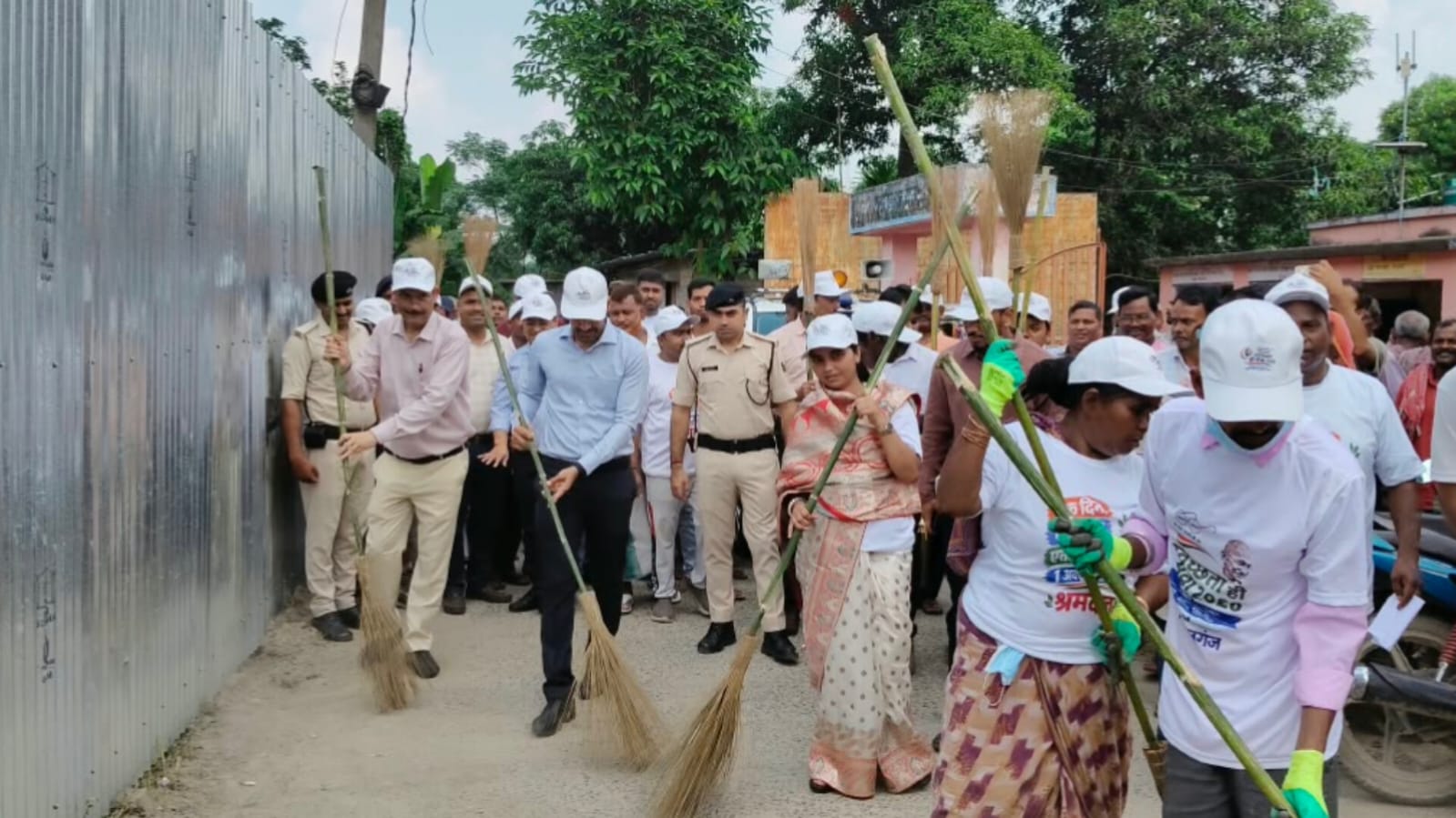 किशनगंज में ‘एक दिन, एक घंटा, एक साथ’ कार्यक्रम, डीएम समेत अधिकारियों ने किया श्रमदान