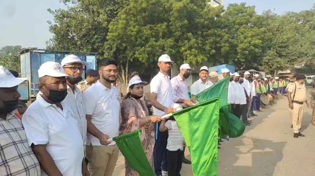 गांधी जयंती पर सीवान में स्वच्छता अभियान, डीएम ने स्वच्छता वाहन को दिखाई हरी झंडी