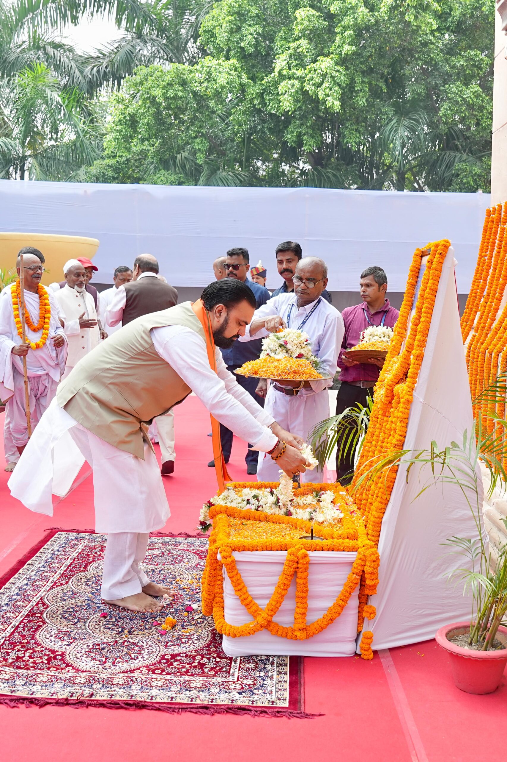 गांधी जयंती पर मुख्यमंत्री सम्राट चौधरी ने बापू की प्रतिमा पर किया माल्यार्पण, राज्यपाल भी रहे मौजूद