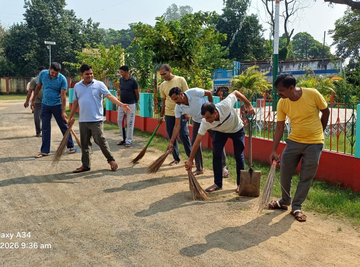 नाला थाना में चला स्वच्छता अभियान, थाना प्रभारी ने झाड़ू लगाकर दिया स्वच्छता का संदेश