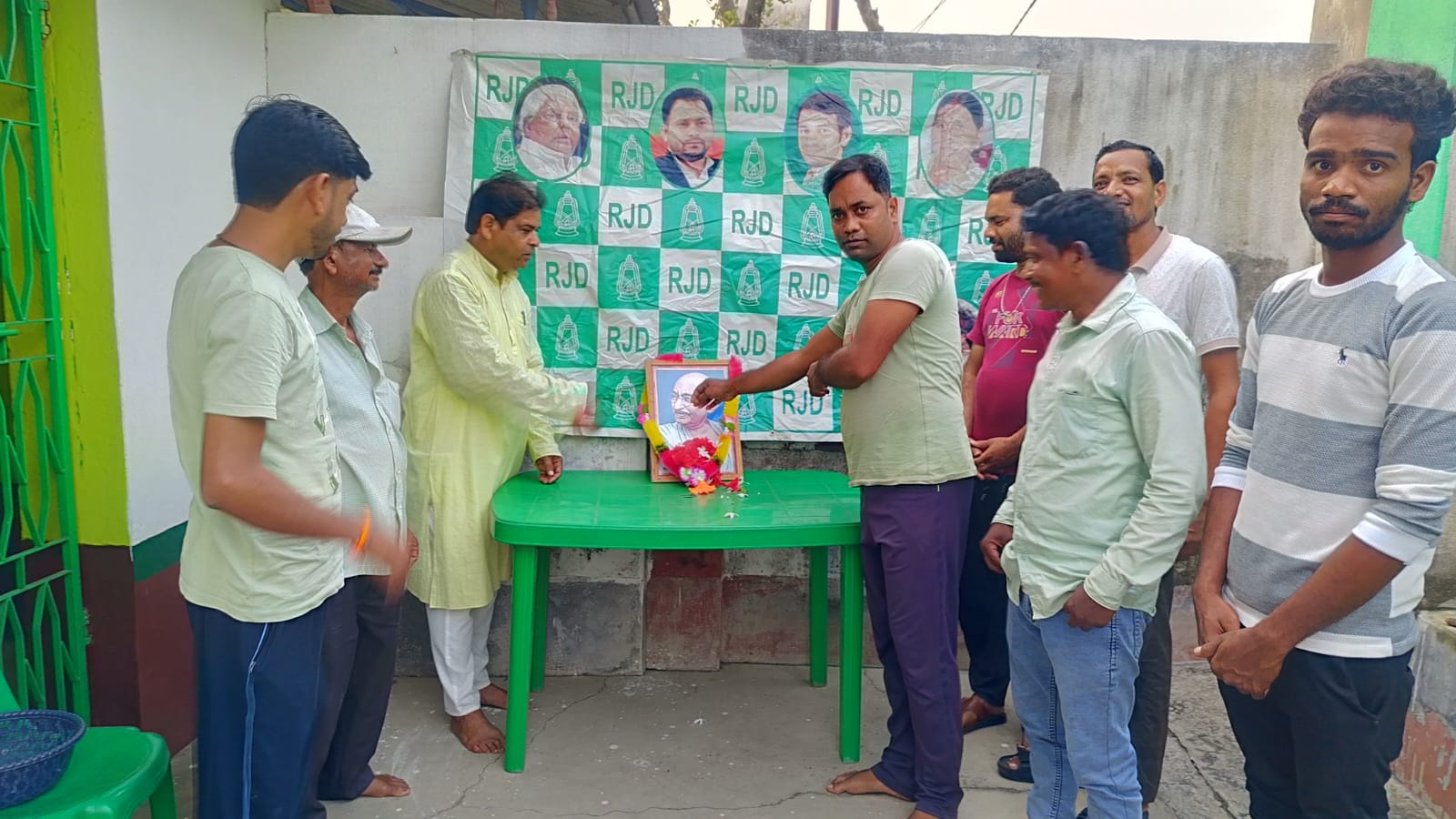 गोपालपुर राजद कार्यालय में मनाई गई गांधी जयंती, बापू के विचारों को बताया आज भी प्रासंगिक