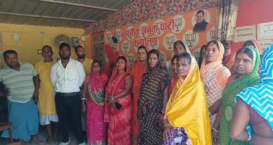 डेढ़ महीने से बिजली गुल, नहीं बदला जला ट्रांसफॉर्मर; ग्रामीणों ने सड़क जाम की दी चेतावनी