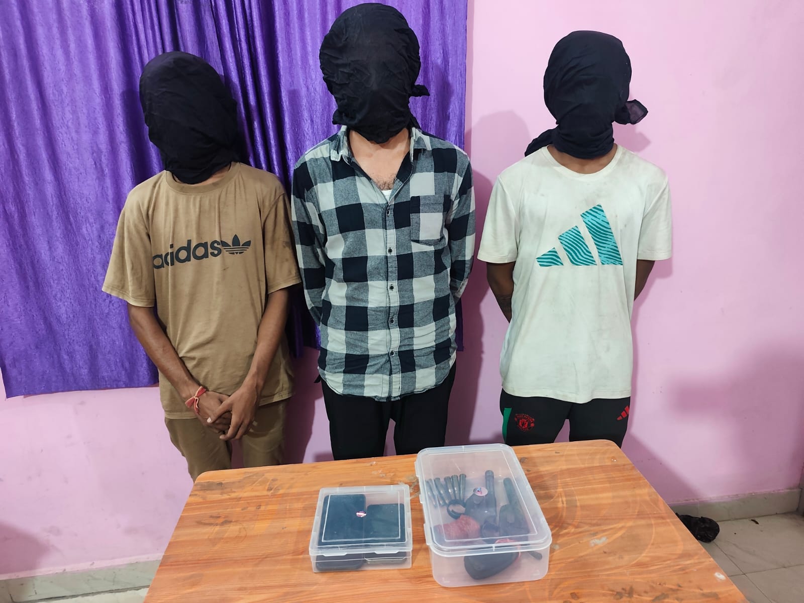 बिहटा में हवाई फायरिंग मामले का खुलासा, दो गिरफ्तार और नाबालिग निरुद्ध; हथियार व चोरी की बाइक बरामद