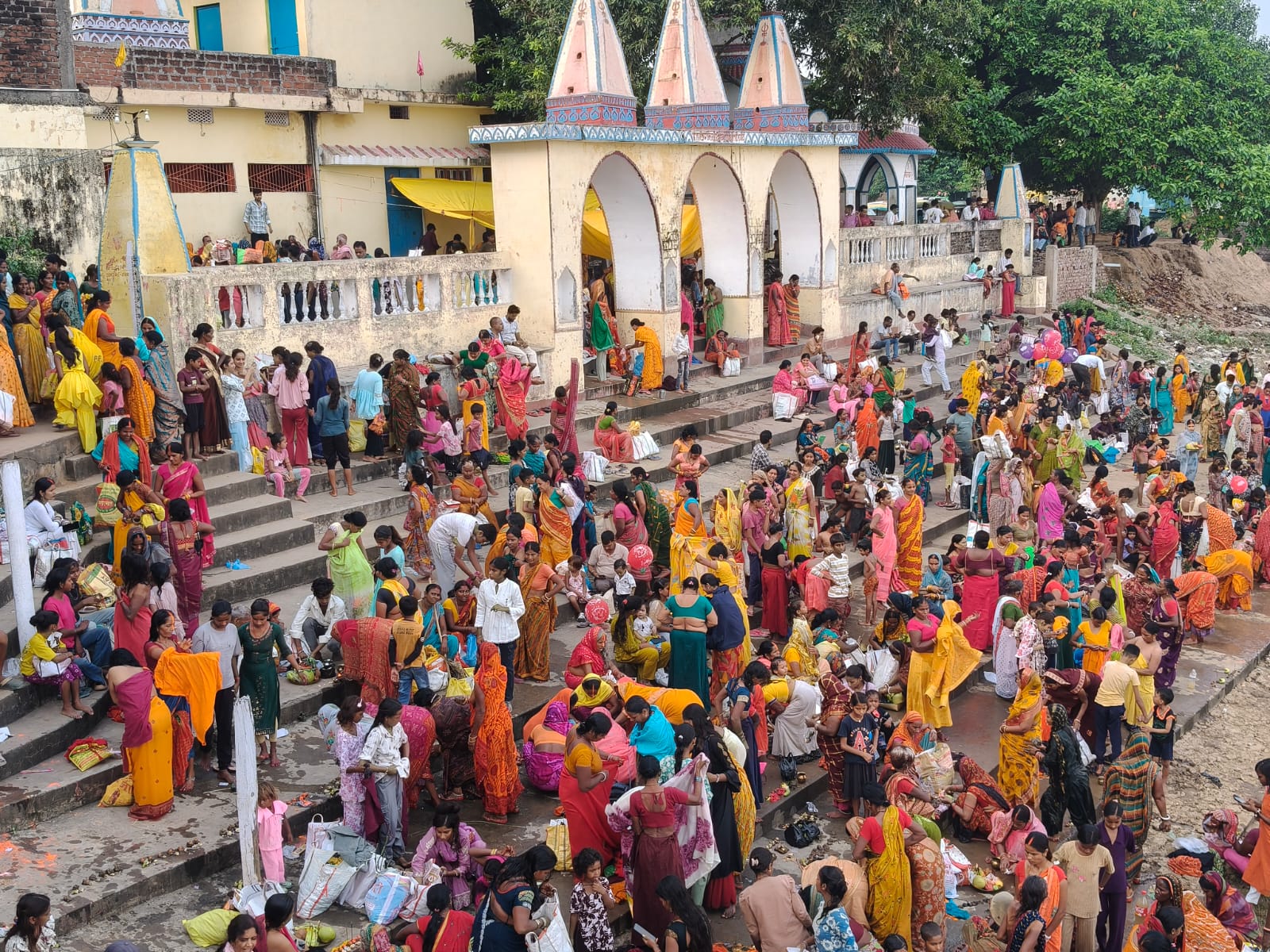 संतान की लंबी आयु और सुख-समृद्धि के लिए महिलाओं ने रखा जिउतिया व्रत, सोन नदी घाट पर उमड़ी श्रद्धालुओं की भीड़