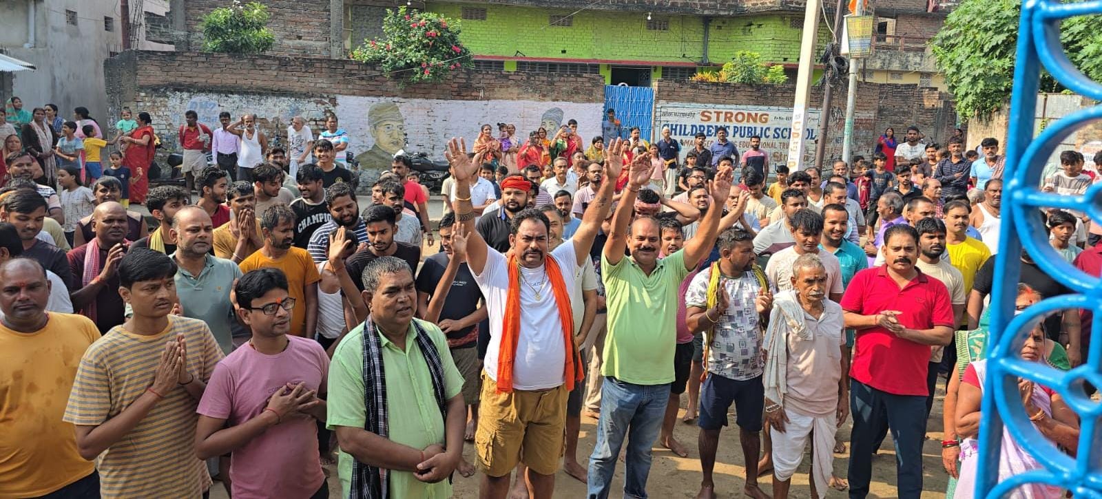 150 साल पुरानी बंगाली परंपरा के तहत सुजापुर दुर्गा स्थान में हुआ कौड़ी लुटाने का आयोजन, मां दुर्गा के आगमन का दिया संदेश