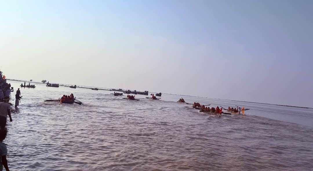 गंगा किनारे छोटी मोहनपुर में पारंपरिक नौका दौड़ प्रतियोगिता, नाविकों के जोश ने बांधा समां