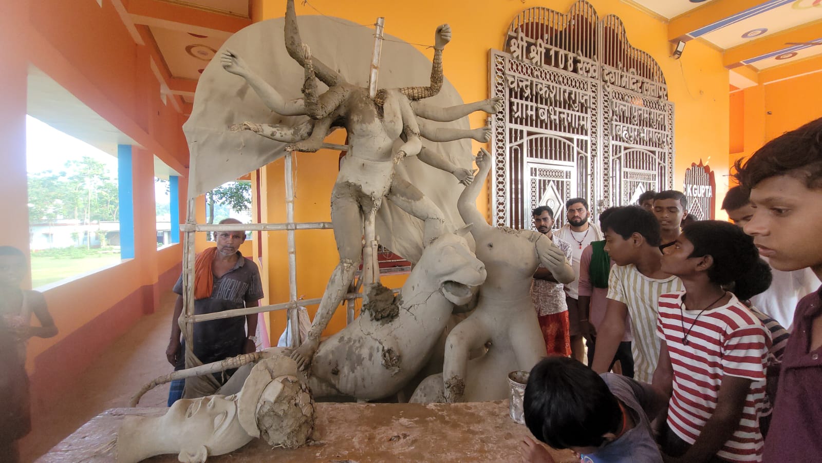 लत्तीपुर में मां दुर्गा की निर्माणाधीन प्रतिमा क्षतिग्रस्त, पुलिस जांच में जुटी; मंदिर की सुरक्षा में तैनात रहेगा चौकीदार