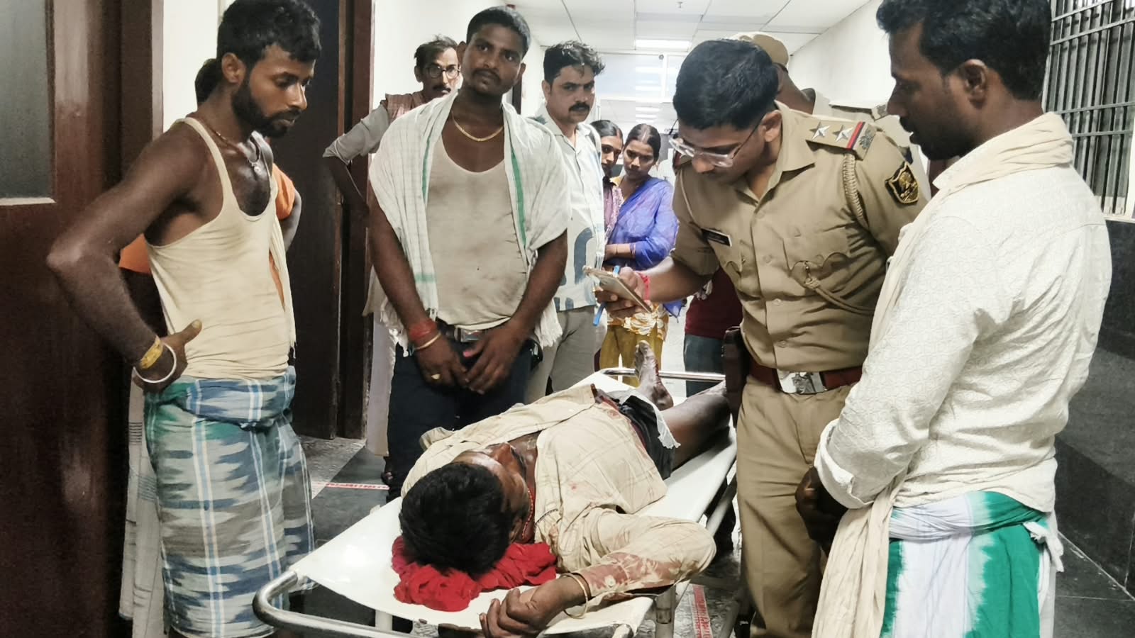 कारू बाबा मंदिर परिसर में झगड़ा देखना पड़ा भारी, जांघ में लगी गोली; हालत नाजुक
