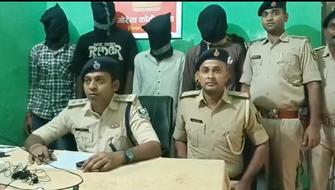 सीवान के दुर्गा मंदिर में चोरी का खुलासा, चार आरोपी गिरफ्तार; लाखों के आभूषण बरामद, फरार आरोपी के घर से रिवॉल्वर मिला