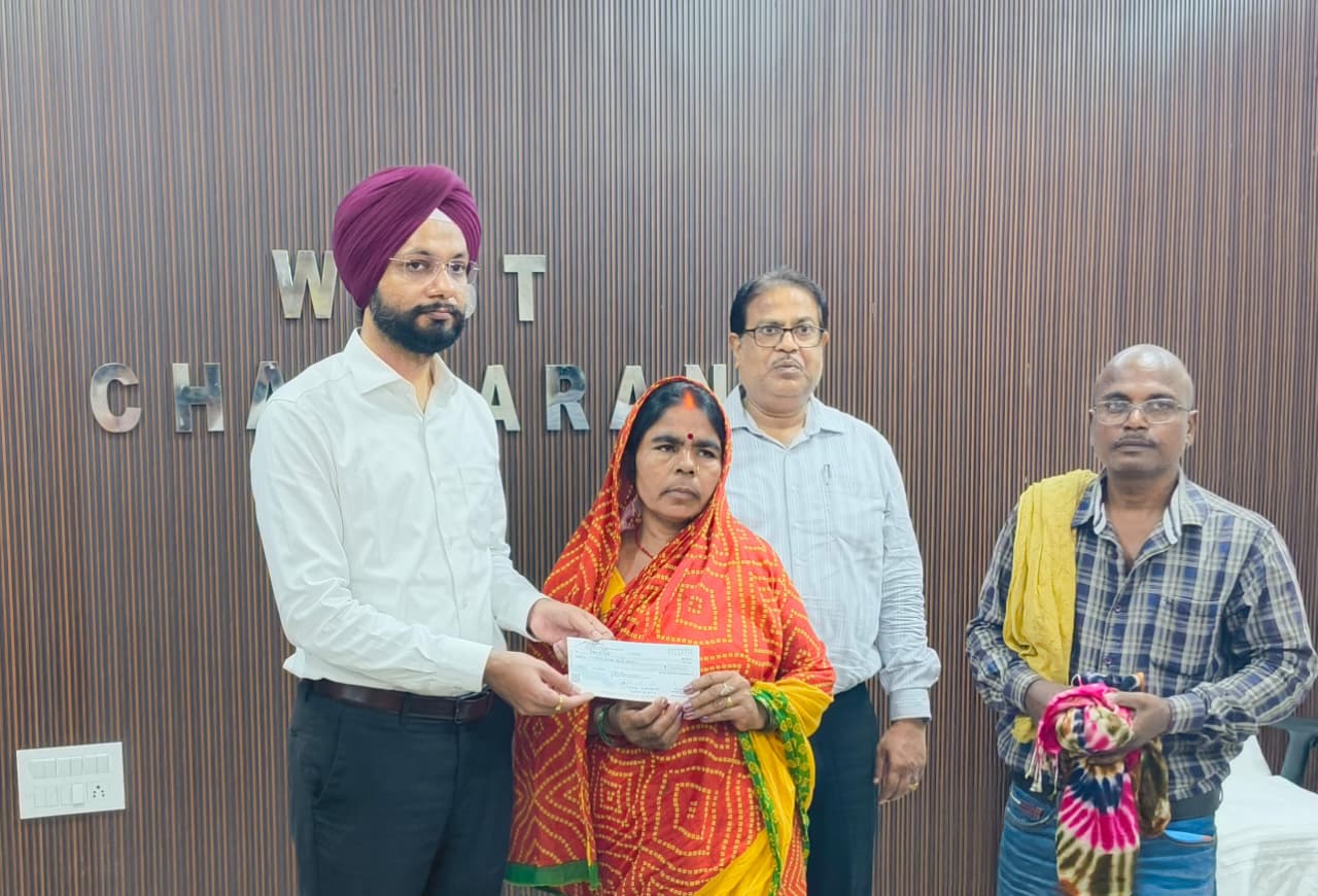 योगापट्टी में बाढ़ से तीन लोगों की मौत, डीएम ने आश्रितों को सौंपे 4-4 लाख रुपये के चेक