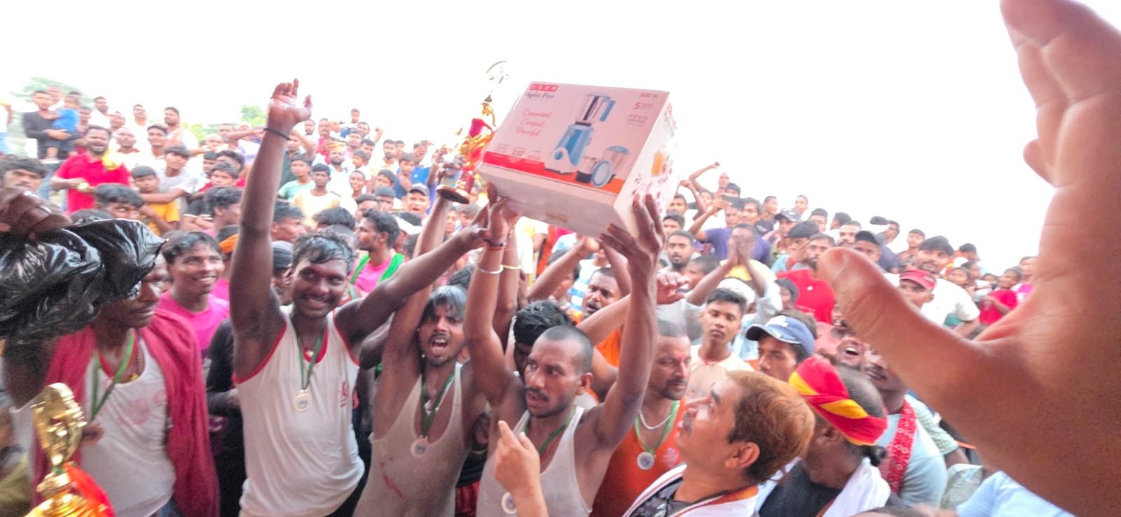 रंगरा के कलबलिया धार में हुई भव्य नौका दौड़, रोमांचक मुकाबले में नाविकों ने दिखाया दमखम