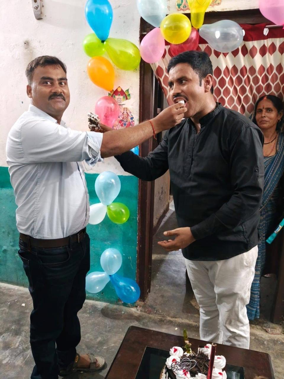 शराब तस्कर संग थानेदार की ‘केक पार्टी’! तस्वीर वायरल होने के बाद गिरी गाज, थानाध्यक्ष और दारोगा निलंबित