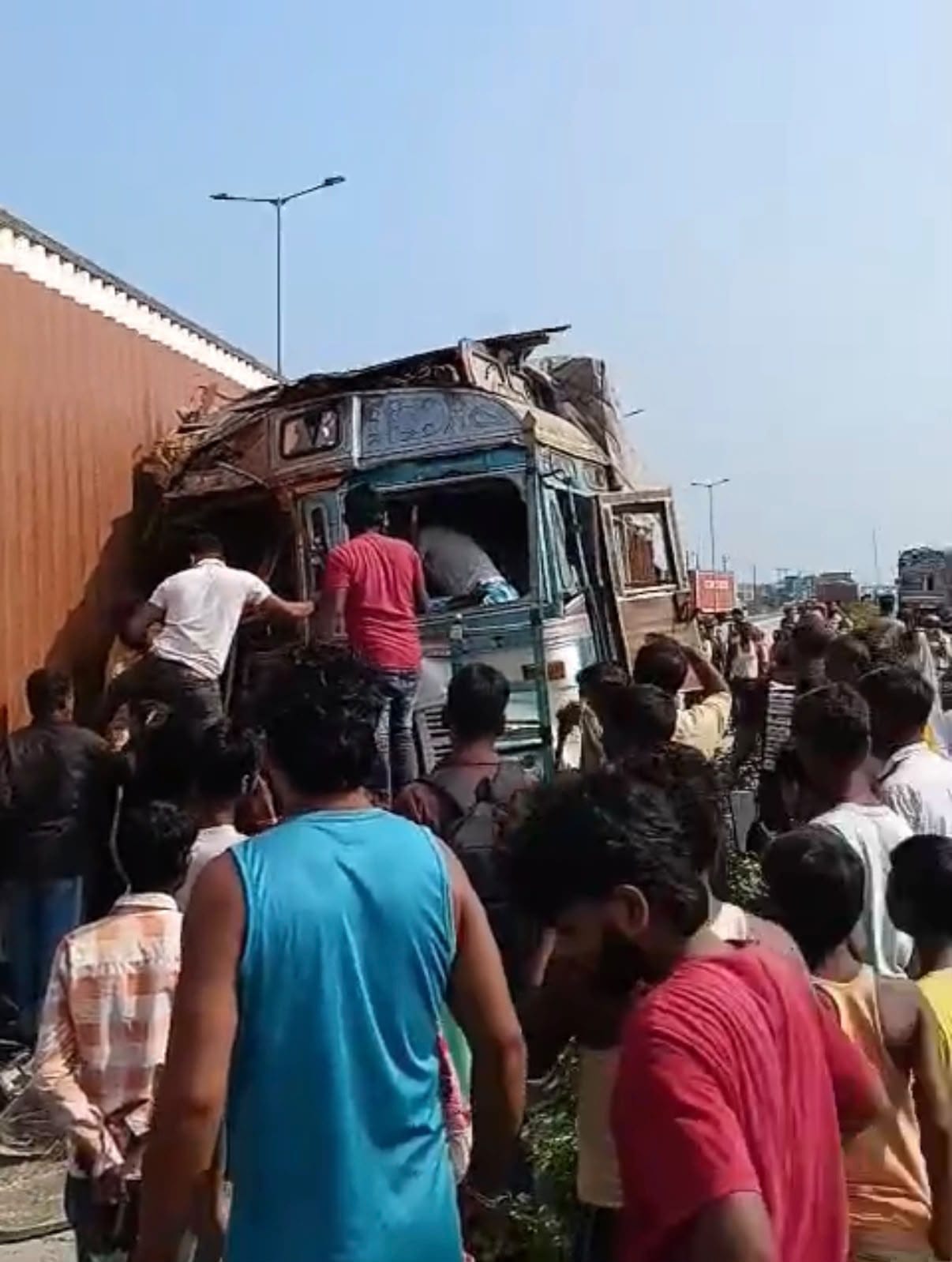 किशनगंज में दो ट्रकों की आमने-सामने जोरदार टक्कर, चालक और सहचालक घायल