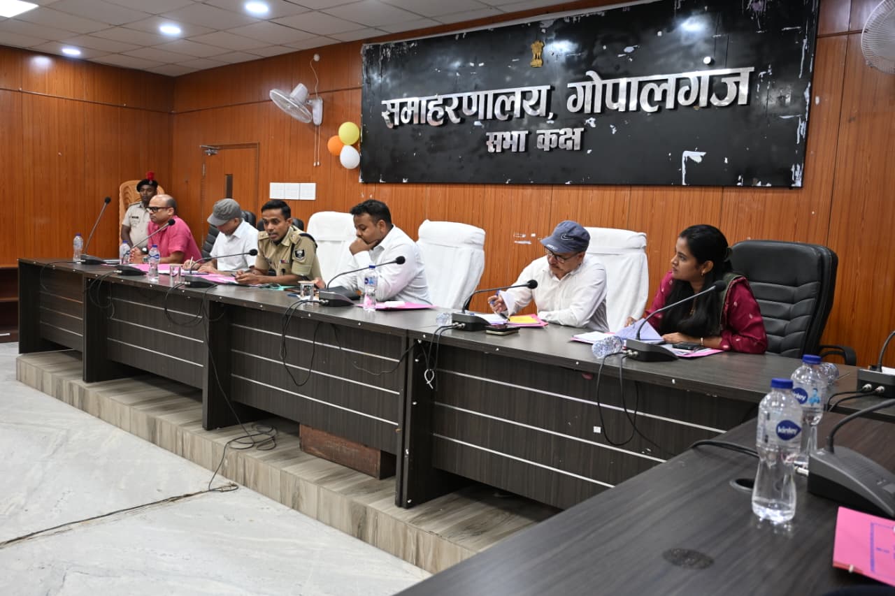 गोपालगंज में भ्रामक रिपोर्ट पर DM का सख्त एक्शन, दो CO पर लगा ₹2-₹2 हजार का जुर्माना