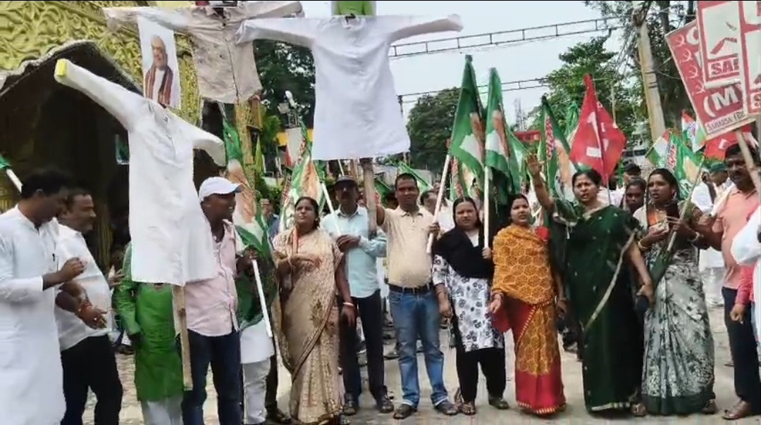 सहरसा में महागठबंधन का आक्रोश मार्च, मुख्य चुनाव आयुक्त समेत पीएम और गृहमंत्री का पुतला दहन