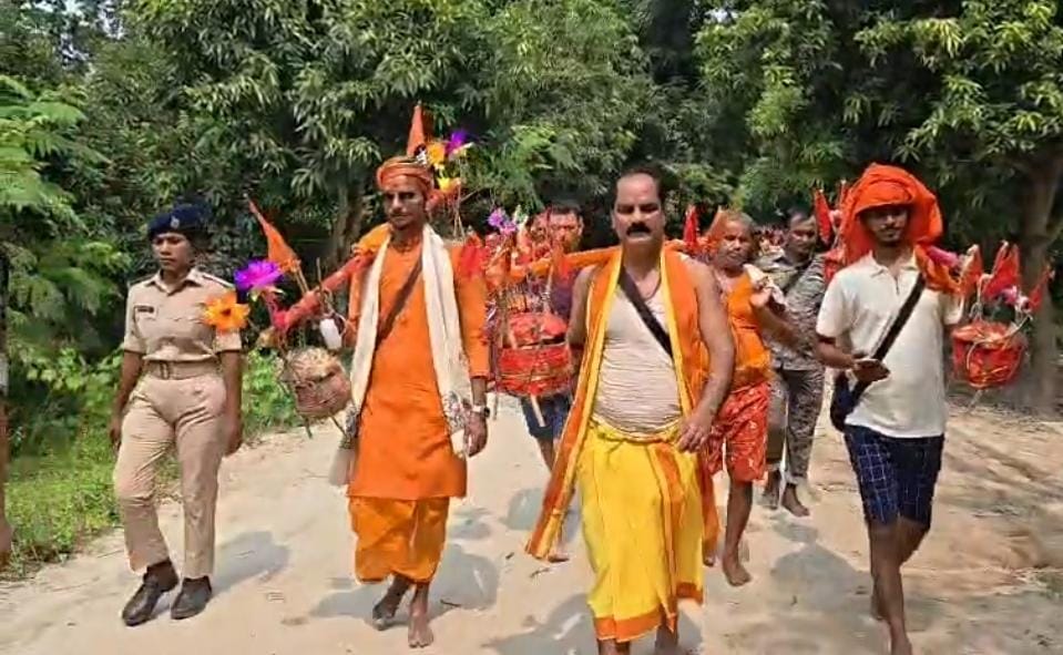 कंधे पर कांवर, मन में संकल्प लेकर कंधे पर कांवर, मन में संकल्प लेकर बाबा धाम रवाना हुए सांसद गोपाल जी ठाकुर धाम रवाना हुए सांसद गोपाल जी ठाकुर