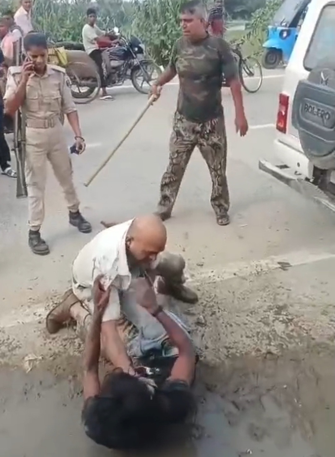 समस्तीपुर में हाईवोल्टेज ड्रामा, कीचड़ में पुलिस से भिड़ा युवक; वर्दी फाड़ी, पुलिस ने रस्सी से बांधकर पकड़ा