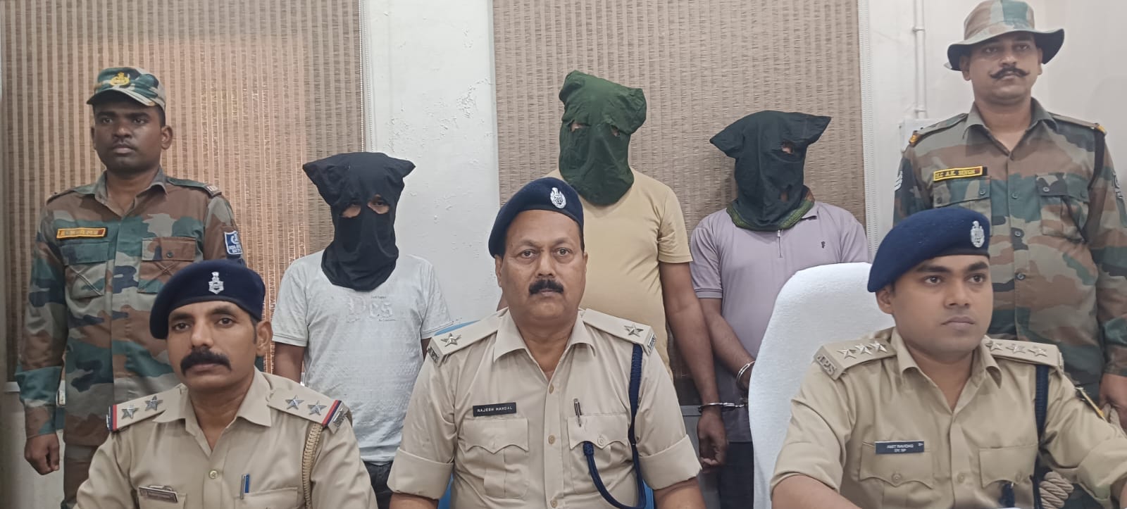 जामताड़ा में फर्जी कस्टमर केयर नंबर से ठगी करने वाले 3 साइबर अपराधी गिरफ्तार, 4 मोबाइल और 6 सिम बरामद