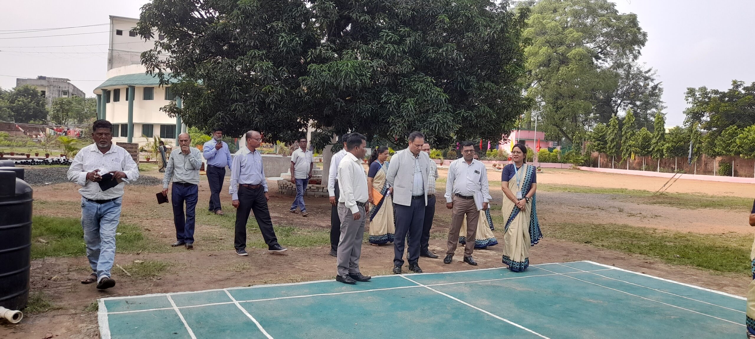 नाला के पीएम श्री कस्तूरबा विद्यालय पहुंचने पर एडीजी अभिनव गुप्ता का छात्राओं ने किया भव्य स्वागत