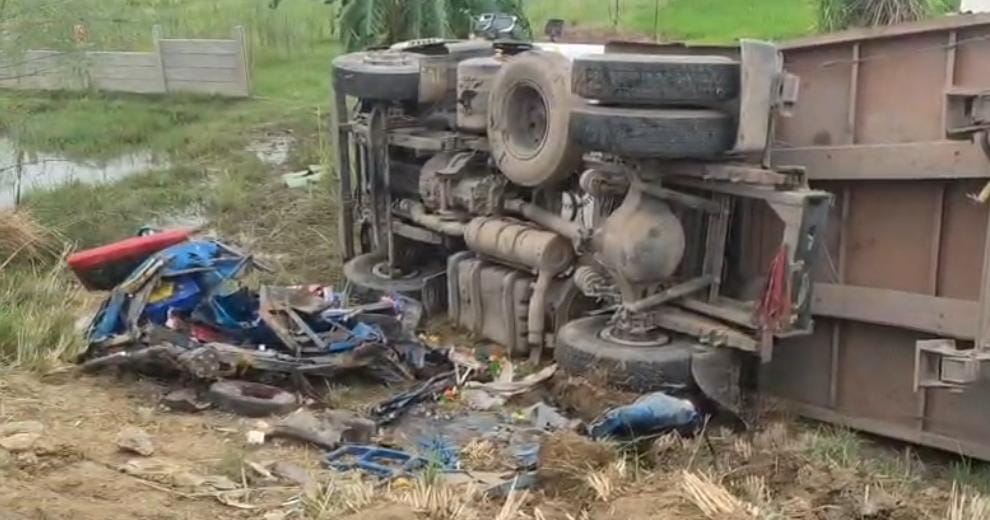 मुंगेर-मिर्जाचौकी फोरलेन पर 16 चक्का ट्रक और टोटो में जोरदार टक्कर, चालक समेत दो घायल