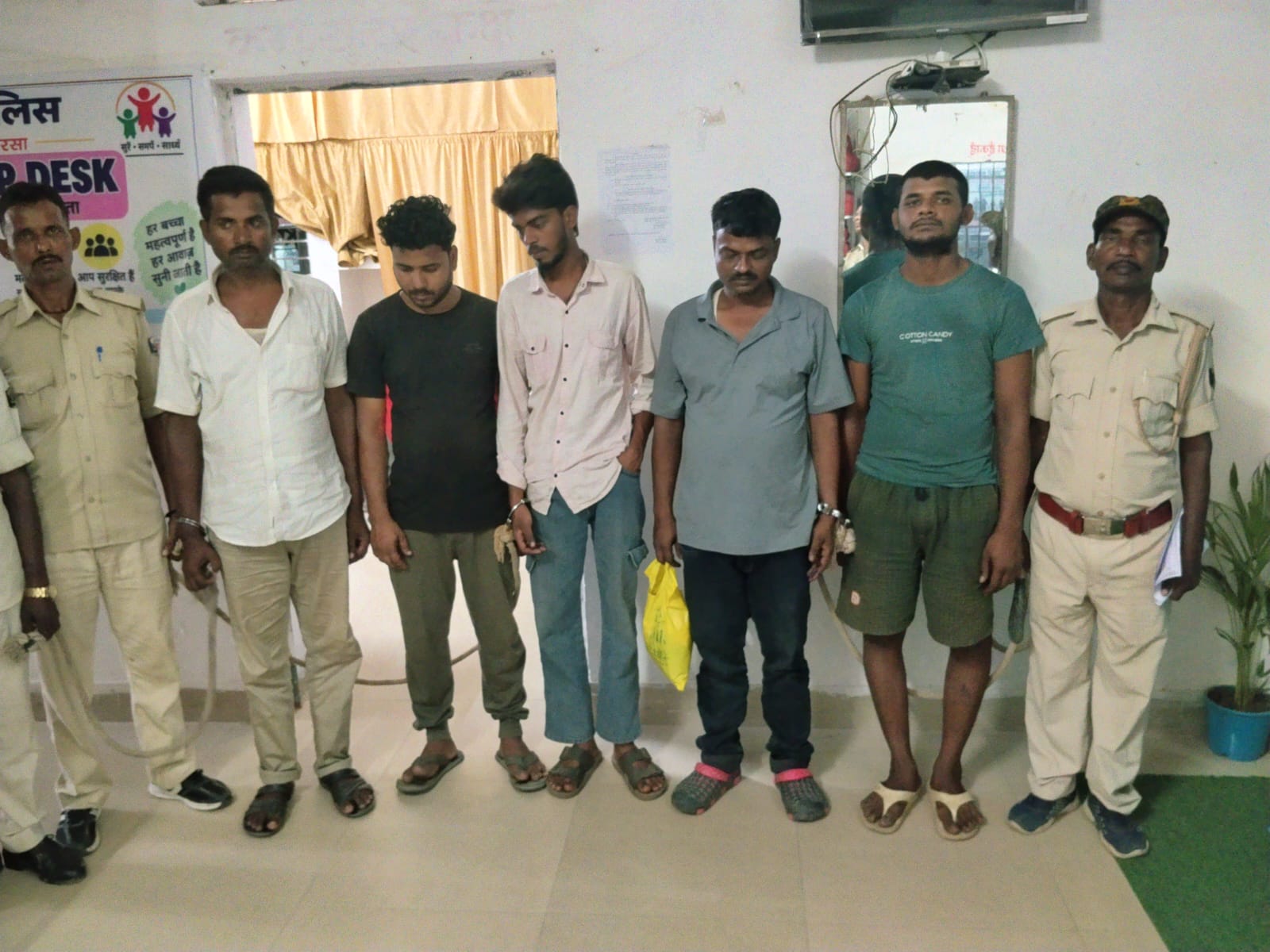 सहरसा में बाइक चोर गिरोह का भंडाफोड़, 8 चोरी की मोटरसाइकिल बरामद; देसी कट्टा के साथ 5 गिरफ्तार