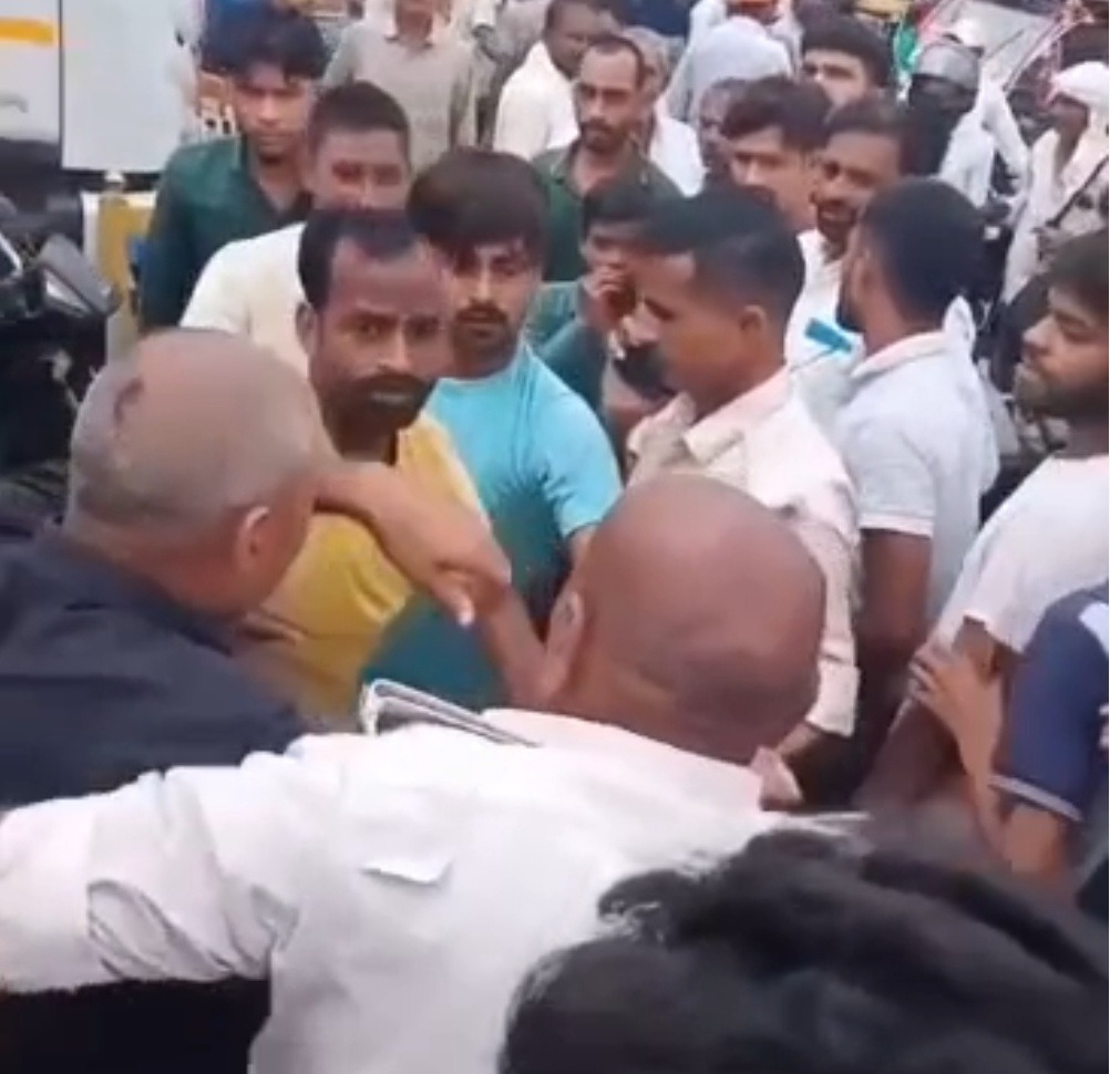 औरंगाबाद में होमगार्ड जवान और कार चालक के बीच सड़क पर मारपीट, वीडियो वायरल