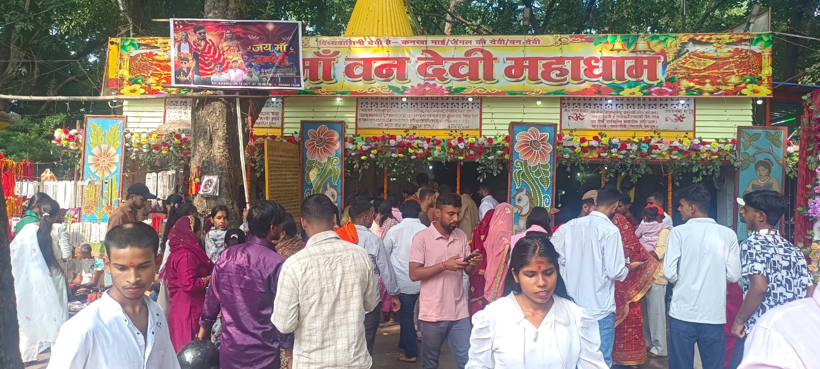 बिहटा के राघोपुर में मां वन देवी मंदिर में उमड़ी श्रद्धालुओं की भीड़, भव्य सजावट से जगमगाया दरबार