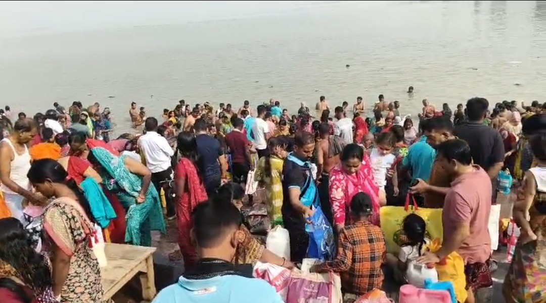 शारदीय नवरात्र के पहले दिन भागलपुर के गंगा घाटों पर उमड़ी श्रद्धालुओं की भीड़, स्नान के बाद की कलश स्थापना
