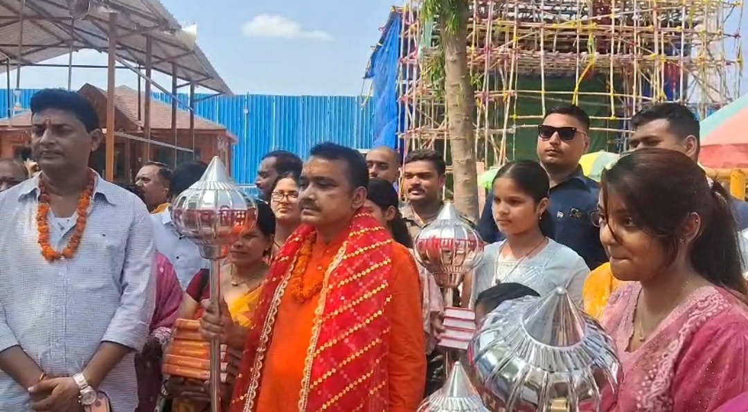 सीतामढ़ी में दुर्गा पूजा पंडालों में शास्त्र और शस्त्र का वितरण, सनातन परंपरा को आगे बढ़ाने की पहल