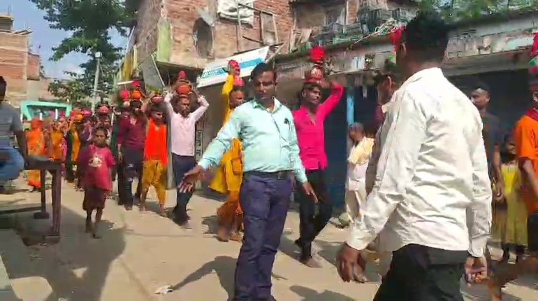 समस्तीपुर के सिंघिया में निकली भव्य कलश शोभायात्रा, गगैडीह नदी से जल भरकर नव दुर्गा मंदिर में हुई कलश स्थापना