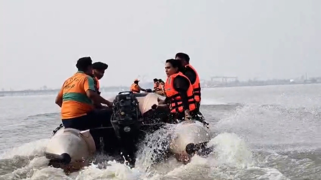 भागलपुर: राघोपुर के महादेवपुर घाट पर गंगा कटाव का डीएम ने लिया जायजा, बचाव कार्यों में तेजी लाने के निर्देश